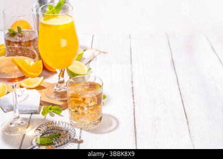 Cocktail alla moda ispirato al tè con miscele verdi, oolong, nere, chai e altre miscele di tè. Tè frizzante soda, bevande estive fredde con sciroppo, limone, lime Foto Stock