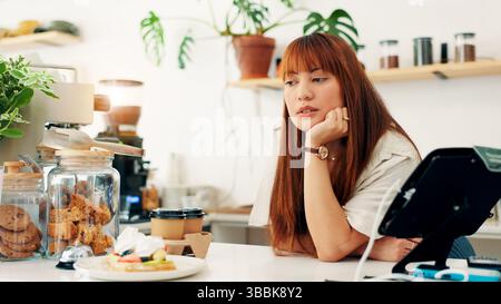 Pensiero, cameriera e donna annoiata in un bar con avvio fallito, triste e in attesa dell'ordine del cliente. Bar, barista infelice e pensieri Foto Stock
