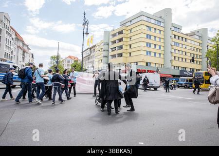 In una potente dimostrazione di resilienza, speranza e unità ebraica, la gente si è riunita nella Olivaer Platz di Berlino venerdì 16 maggio 2025, per una marcia Lag BaOmer organizzata da Chabad Berlin. La processione pacifica, tenuta sotto il motto "per la pace e la tolleranza - Bring Them Home", ha chiesto il rilascio immediato degli ostaggi israeliani ancora detenuti a Gaza dal gruppo terroristico di Hamas. Quest'anno, la celebrazione ha avuto un simbolismo più importante: Solidarietà con i rapiti, ricordo delle sofferenze ebraiche e sfida di fronte al crescente antisemitismo in Europa. Con i cartelli che recitano "Mantieni la calma, sii ebreo" e "Toler Foto Stock