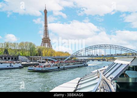 Vista dalla Ducasse Sur Senna, crociera Gourmet sul fiume a bordo di un battello elettrico, ristorante Ducasse Gourmet Parigi, Francia, Europa Foto Stock