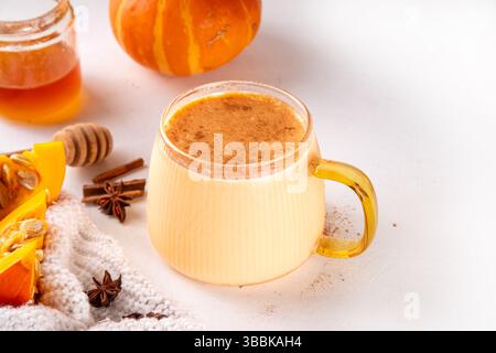 Dolce latte di zucca non caffeina, bevanda salutare da dessert, alternativa al latte di zucca senza caffè Foto Stock