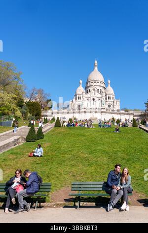 Una vista senza tempo della Basilica del Sacro Cœur arroccata sulla collina di Montmartre a Parigi, Francia. Catturata con luce naturale soffusa, questa immagine mette in risalto la ba Foto Stock