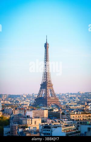 Panorama panoramico e vista della Torre Eiffel all'ora d'oro e tramonto Parigi, Francia, Europa Foto Stock