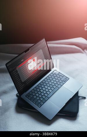 Concetto di sicurezza informatica su Internet. Invia un avviso di notifica spam tramite e-mail con avviso di avvertenza sullo schermo del notebook. Informazioni compromesse. Foto Stock