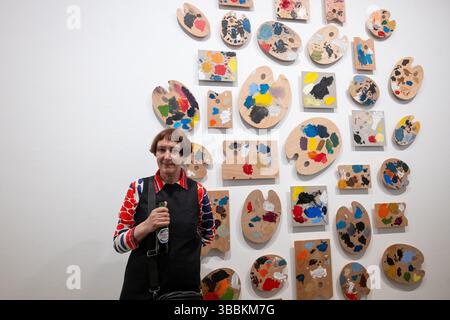 Londra, Regno Unito, 15 maggio 2025, Frith Street Gallery espone nuove opere di Cornelia Parker chiamate History Painting. Le opere sono ispirate alle copertine di giornali storici e alle carte di analisi dei colori dell'artista americana Emily Noyes Vanderpoel (1842-1939). La mostra apre il 16 maggio e si svolge fino al 5 luglio 2025. Foto scattate durante la serata di anteprima, Andrew Lalchan Photography/Alamy Live News Foto Stock