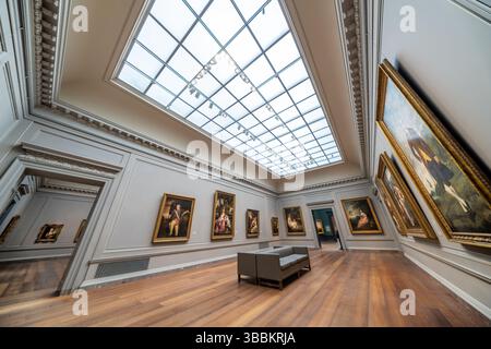 WASHINGTON DC - il piano principale del West Building della National Gallery of Art presenta una serie di gallerie interconnesse vicino alla Gallery 61, organizzate in gran parte per scuole d'epoca e nazionali di pittura. Questi spazi vicini mostrano importanti dipinti europei dal Rinascimento fino al XIX secolo, tra cui capolavori inglesi, francesi, spagnoli e italiani. Le gallerie sono disposte in una sequenza logica, con i visitatori in grado di muoversi cronologicamente attraverso diversi periodi artistici o concentrarsi su specifiche tradizioni nazionali, il tutto esposto nell'architettura neoclassica del Buil Occidentale Foto Stock