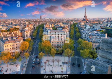 Panorama panoramico e vista della Torre Eiffel all'ora d'oro e tramonto Parigi, Francia, Europa Foto Stock