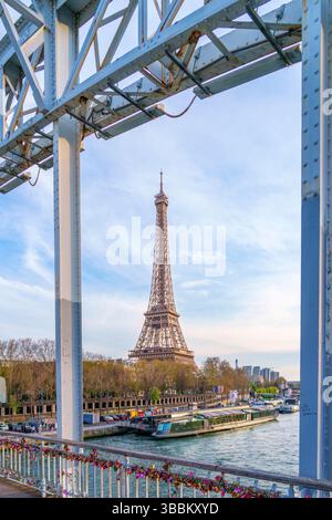 Torre Eiffel panoramica e la Senna in primavera Parigi, Francia, Europa Foto Stock