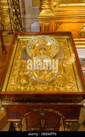 All'interno della Chiesa ortodossa dell'Europa centrale. Icone dei Santi Foto Stock