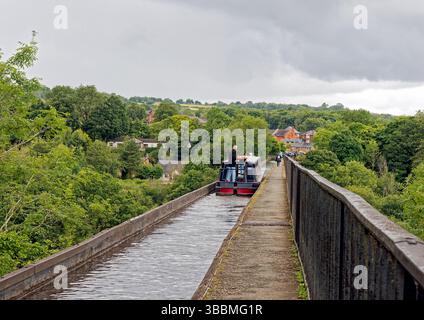 L'acquedotto Pontcysyllte, costruito da Telford, porta il canale Llangollen attraverso la Dee Valley ed è parte di un sito patrimonio dell'umanità. Un ruscello nel cielo. Foto Stock