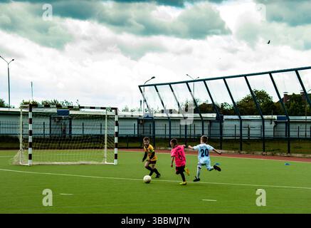 I giocatori di calcio che giocano a calcio Foto Stock