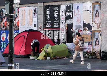 Londra, Regno Unito. 16 maggio 2025. Una persona su 10 non ha risparmi ed è vulnerabile all'aumento delle bollette e alla perdita di posti di lavoro. Crediti: Matthew Chattle/Alamy Live News Foto Stock