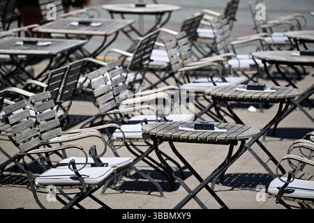 Essen, Germania. 16 maggio 2025. Tavoli e panchine attendono gli ospiti al Kennedyplatz. (A dpa: Birrerie all'aperto e terrazze caffè - più spazio per la gastronomia all'aperto dal 17.05.20259 crediti: Federico Gambarini/dpa/Alamy Live News Foto Stock