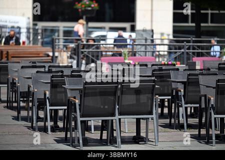 Essen, Germania. 16 maggio 2025. Tavoli e panchine attendono gli ospiti al Kennedyplatz. (A dpa: Birrerie all'aperto e terrazze caffè - più spazio per la gastronomia all'aperto dal 17.05.20259 crediti: Federico Gambarini/dpa/Alamy Live News Foto Stock