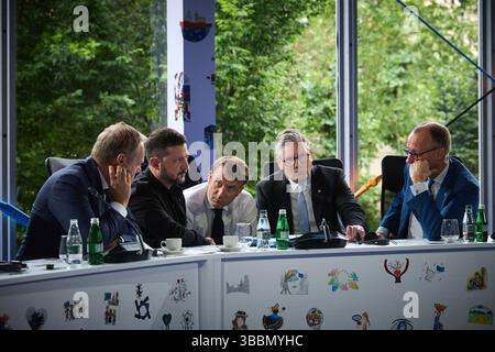 Tirana, Albania. 16 maggio 2025. Il presidente ucraino Volodymyr Zelenskyy, seconda sinistra, ascolta il presidente degli Stati Uniti Donald Trump durante una conferenza telefonica con i leader europei per discutere i colloqui di pace con la Russia durante il vertice della Comunità politica europea, 16 maggio 2025, a Tirana, Albania. Seduta da sinistra: Il primo ministro polacco Donald Tusk, Zelenskyy, il presidente francese Emmanuel Macron, il primo ministro britannico Keir Starmer e il cancelliere federale tedesco Friedrich Merz. Credito: Presidenza Ucraina/Ufficio stampa presidenziale ucraino/Alamy Live News Foto Stock