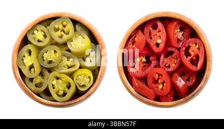 Fette di jalapeno verde e rosso sottaceto in ciotole di legno. Peperoncini piccanti, verdi e rossi di medie dimensioni, tagliati a sezioni incrociate, conservati in salamoia. Foto Stock