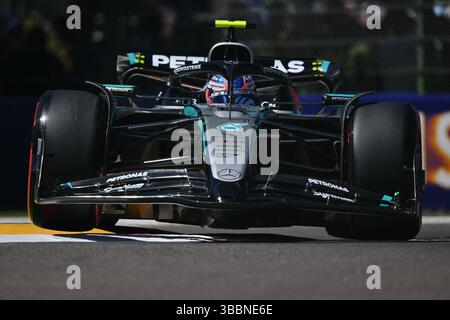 IMOLA, ITALIA - 16 MAGGIO: Andrea Kimi Antonelli dell'Italia guida il (12) Mercedes AMG Petronas F1 Team F1W16 durante le prove di prova davanti al Gran Premio di F1 dell'Emilia-Romagna all'autodromo Enzo e Dino Ferrari il 16 maggio 2025 a Imola, Italia.(foto di Vince Mignott/Alamy Live News) Foto Stock