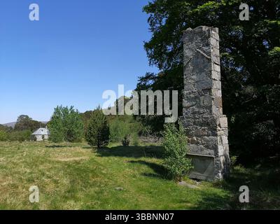 Resti di una pila di camini di Bothy Glen Feshie di Landseer, dove il pittore del "Monarch of the Glen" trascorse momenti accoglienti con l'amante la duchessa di Bedford. Foto Stock