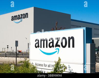 Segnaletica esterna al centro di adempimento Amazon o al magazzino di Follingsby Park, Gateshead, Inghilterra, Regno Unito Foto Stock