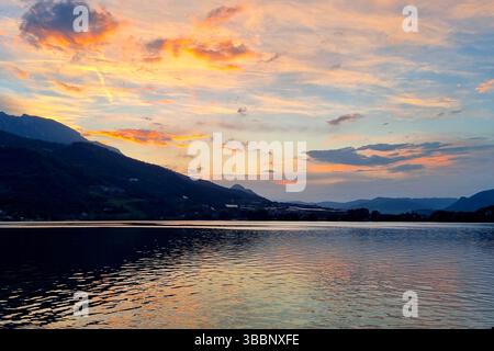 Colorata tavolozza di cielo al tramonto sul Lago di Caldonazzo in Italia Foto Stock