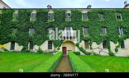 Parete ricoperta di edera dell'edificio della biblioteca nell'abbazia medievale di Novacella in alto Adige, Italia Foto Stock