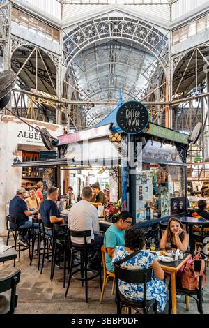 Turisti e gente del posto seduti a mangiare in Un Cafe all'interno del Mercado De San Telmo, San Telmo, Buenos Aires, Argentina. Foto Stock