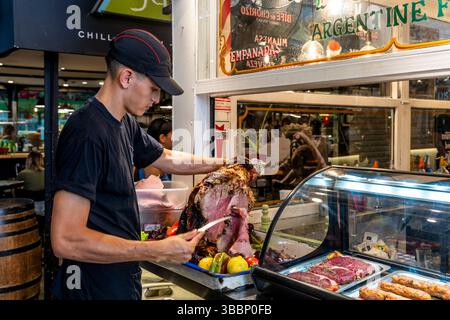 Un giovane manzo intagliato in Un caffè all'interno del Mercado De San Telmo, San Telmo, Buenos Aires, Argentina. Foto Stock