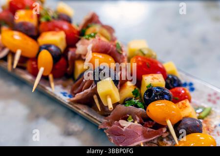 Una mostra gastronomica presso Un Cafe all'interno del Mercado De San Telmo, San Telmo, Buenos Aires, Argentina. Foto Stock