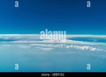 Nuvole e cielo sparano dall'aereo Foto Stock