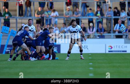 16 maggio 2025; Salford Community Stadium, Salford, Lancashire, Inghilterra; Gallagher Premiership Rugby, sale Sharks contro Bristol Bears; George Ford di sale Sharks distribuisce alla sua destra Foto Stock