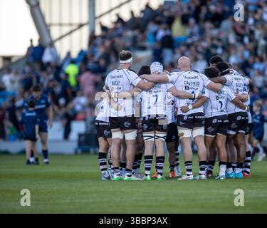 16 maggio 2025; Salford Community Stadium, Salford, Lancashire, Inghilterra; Gallagher Premiership Rugby, sale Sharks contro Bristol Bears; Un'abbuffata all'ultimo minuto per i giocatori del Bristol Foto Stock