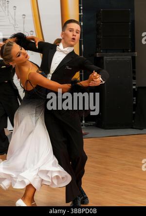 Programma europeo standard di ballo di coppia sulla pista da ballo Foto Stock
