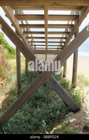 Sotto alcune scale di legno vicino al mare Foto Stock
