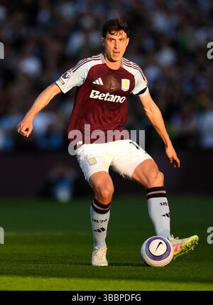Pau Torres dell'Aston Villa in azione durante la partita di Premier League a Villa Park, Birmingham. Data foto: Venerdì 16 maggio 2025. Foto Stock