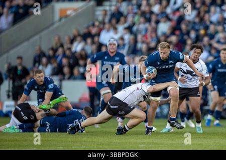 16 maggio 2025; Salford Community Stadium, Salford, Lancashire, Inghilterra; Gallagher Premiership Rugby, sale Sharks contro Bristol Bears; Dan du Preez di sale Sharks è placcato Foto Stock