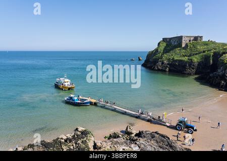 Barche da diporto che ritornano visitatori da un tour di Caldey e delle isole di St Margaret, Tenby, Pembrokeshire Foto Stock