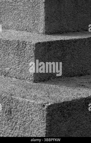 Cascade Wall Layers (livelli parete a cascata) – bilanciamento e contrasto. Tonalità monocromatiche. Foto Stock