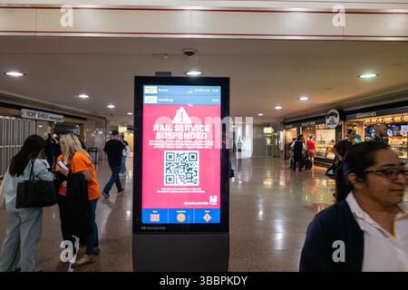 Newark, New Jersey, Stati Uniti. 16 maggio 2025. Un cartello elettronico e' apposto sulla sospensione del servizio di trasporto arail a Penn Station a Newark, New Jersey. NJ Transit Motorman è in sciopero (immagine di credito: © Brian Branch Price/ZUMA Press Wire) SOLO PER USO EDITORIALE! Non per USO commerciale! Foto Stock