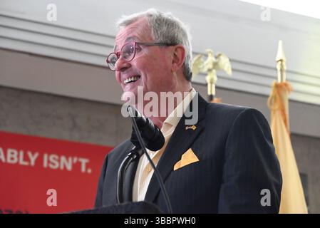 Newark, Stati Uniti. 15 maggio 2025. Il Governatore del New Jersey Phil Murphy fece delle osservazioni in una conferenza stampa alla Newark Penn Station dopo che l'unione annunciò di scioperare a Newark, nel New Jersey. Credito: SOPA Images Limited/Alamy Live News Foto Stock