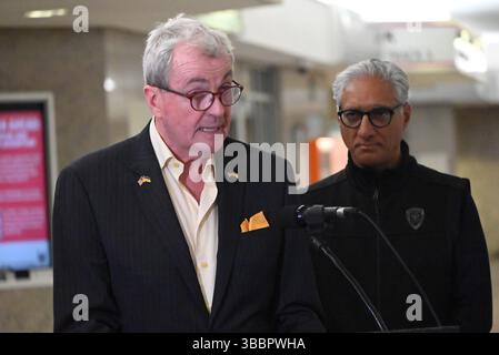 Newark, Stati Uniti. 15 maggio 2025. Il governatore del New Jersey Phil Murphy (L) e il presidente e amministratore delegato della NJ Kris Kolluri (R) hanno espresso osservazioni in una conferenza stampa alla Newark Penn Station dopo l'annuncio dell'unione di sciopero a Newark. Credito: SOPA Images Limited/Alamy Live News Foto Stock
