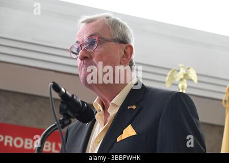 Newark, Stati Uniti. 15 maggio 2025. Il Governatore del New Jersey Phil Murphy fece delle osservazioni in una conferenza stampa alla Newark Penn Station dopo che l'unione annunciò di scioperare a Newark, nel New Jersey. Credito: SOPA Images Limited/Alamy Live News Foto Stock