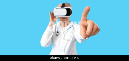 Medico donna maturo con occhiali VR su sfondo blu Foto Stock