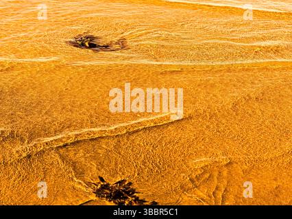 Increspature d'acqua sulla spiaggia Foto Stock