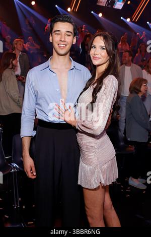 Golfprofi Diego Pooth und Seine Freundin Model Louisa Büscher im Halbfinale bei der 18. Staffel der RTL-Tanzshow consente di ballare al coloneum. Köln, 16.05.2025 NRW Deutschland *** il golfista professionista Diego Pooth e la sua fidanzata modella Louisa Büscher nelle semifinali della 18a stagione dello spettacolo di danza RTL Lets Dance al Coloneum Cologne, 16 05 2025 NRW Germania Copyright: XChristophxHardtx Foto Stock