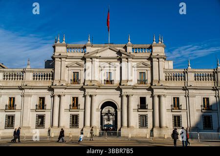 La Plaza de la Constitución è una spianata che occupa il blocco formato da Agustinas Street a nord, Morandé Street a est, Moneda Stree Foto Stock