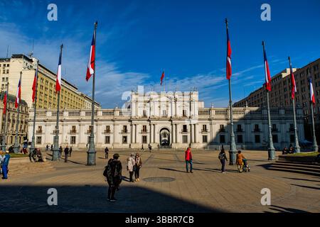 La Plaza de la Constitución è una spianata che occupa il blocco formato da Agustinas Street a nord, Morandé Street a est, Moneda Stree Foto Stock