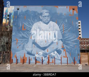 Houston, Texas, murale di illuminazione che sottolinea l'importanza di rompere il tabù sulla salute mentale creato dall'artista Younjarus. Foto Stock