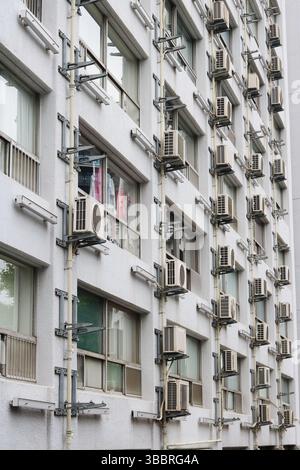 TOKYO, GIAPPONE - 16 maggio 2025: Dettaglio della città alta tYushima con unità condensatore condizionatore d'aria sulle piattaforme. E' un condominio dei primi anni '1970. Foto Stock