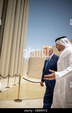 Il presidente Donald Trump visita la Abrahamic Family House, venerdì 16 maggio 2025, ad Abu Dhabi, Emirati Arabi Uniti. (Foto ufficiale della Casa Bianca di Daniel Torok) Foto Stock