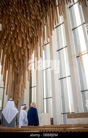 Il presidente Donald Trump visita la Abrahamic Family House, venerdì 16 maggio 2025, ad Abu Dhabi, Emirati Arabi Uniti. (Foto ufficiale della Casa Bianca di Daniel Torok) Foto Stock